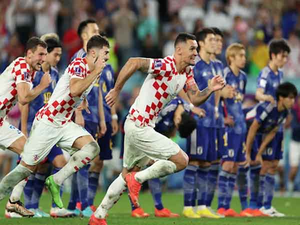 Hình ảnh tâm trạng trái ngược của hai đội tuyển Croatia và Nhật Bản